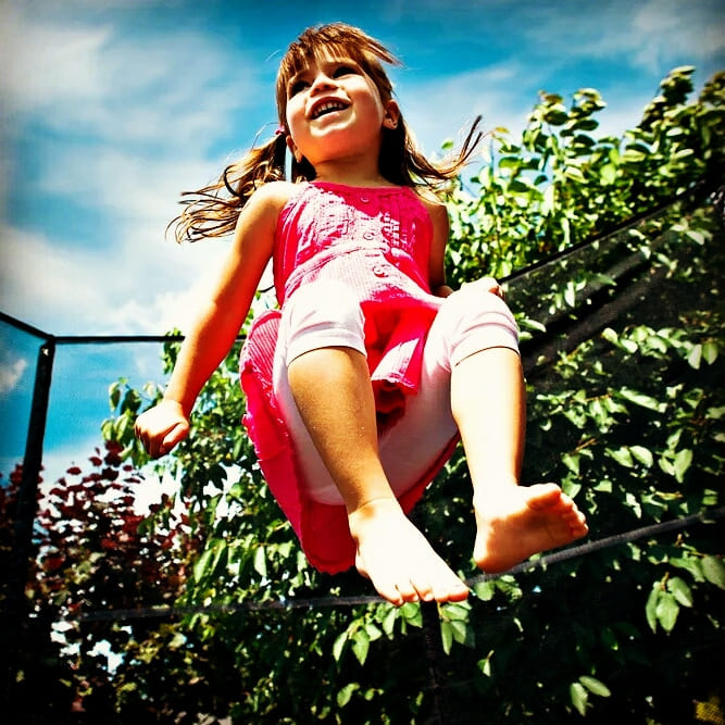 Изображение карточки: Вредны ли прыжки на батуте для детей?